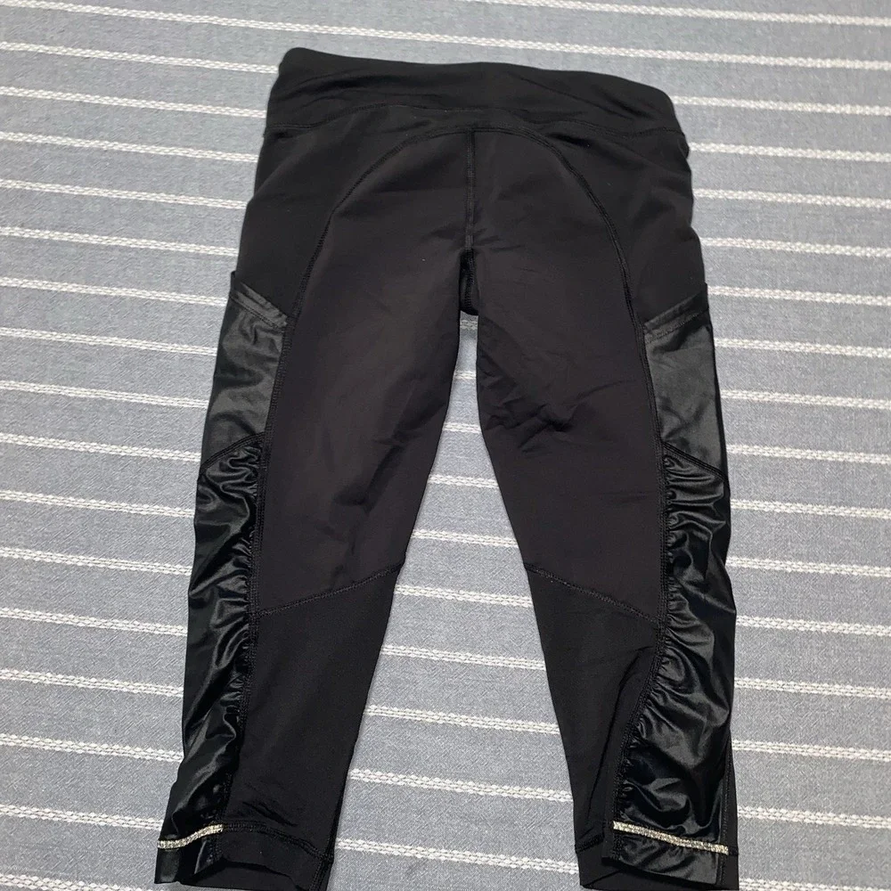 Lululemon Black Cropped Side Ruched Size 4 Women's Athletic